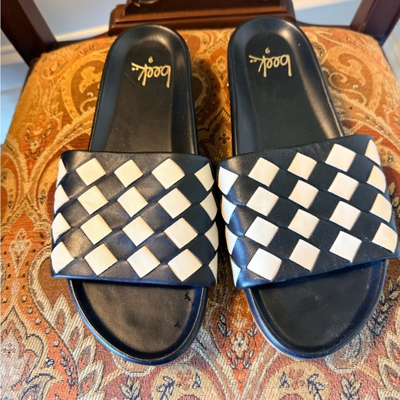 Beek Pelican Leather Slide. Woven.Black -Cream Size 9 EUC memory foam bed - Picture 2 of 15